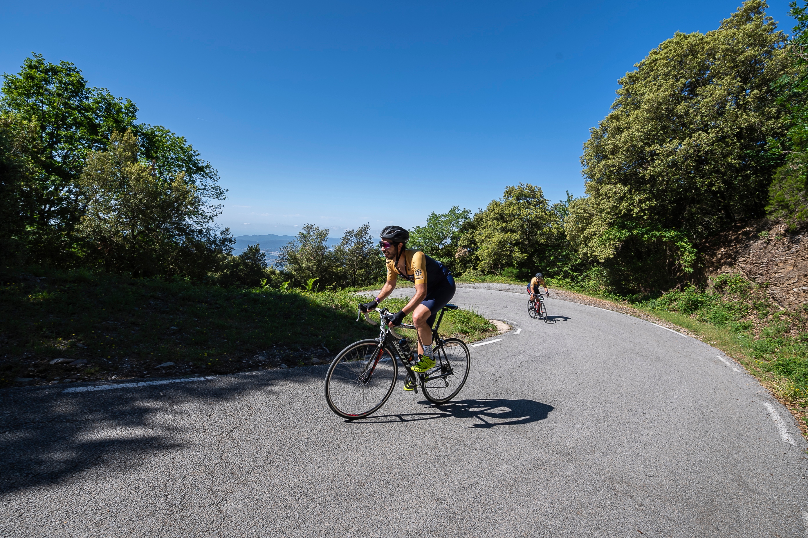 Ciclistas recorriendo una carretera de montaña con vistas