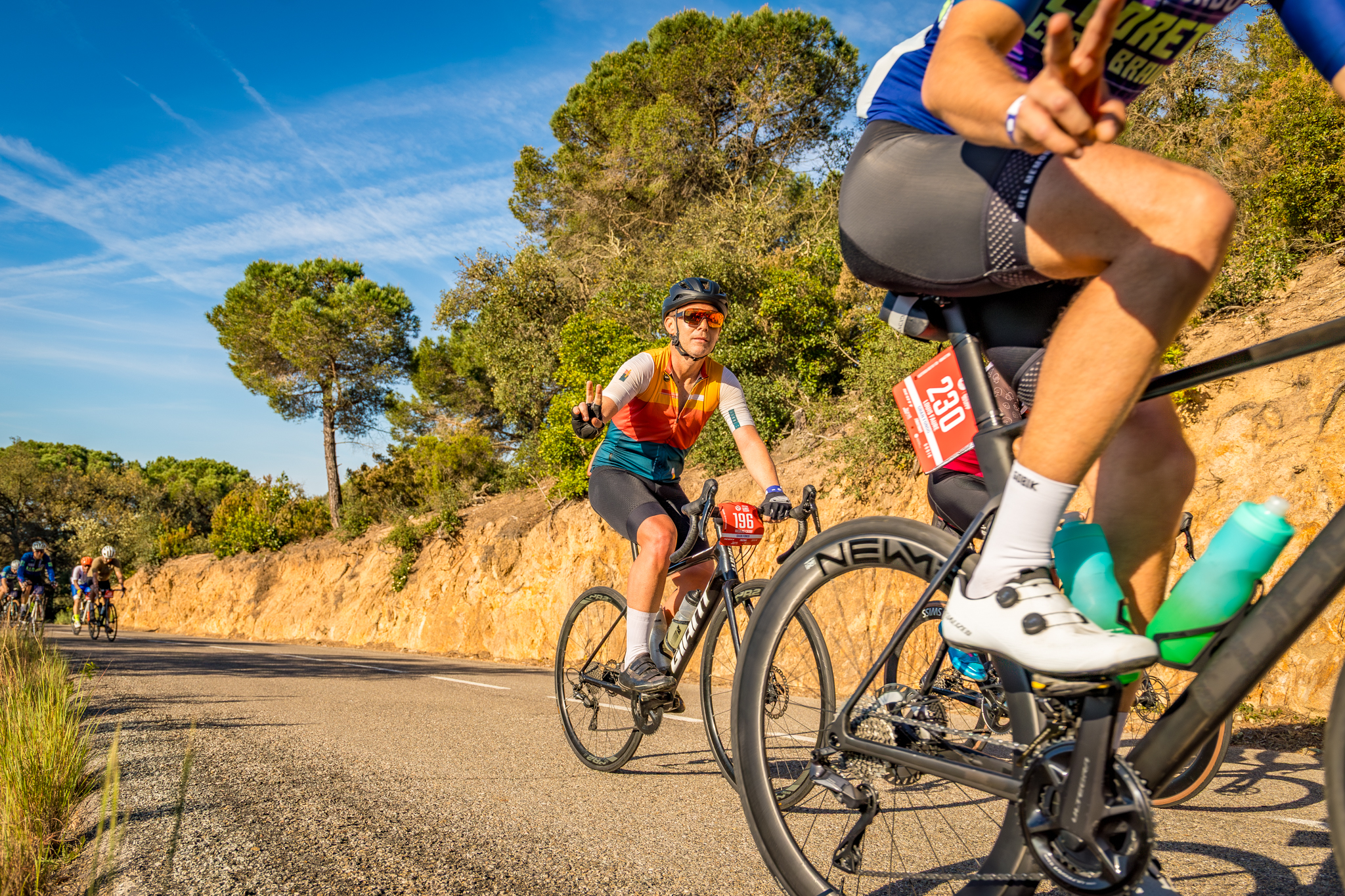 Ciclistas recorriendo una carretera de la Costa Brava