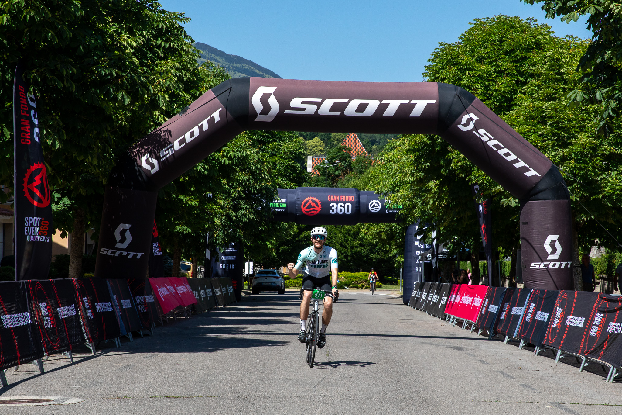 Ciclista cruzando la llegada del Gran Fondo Pirineus